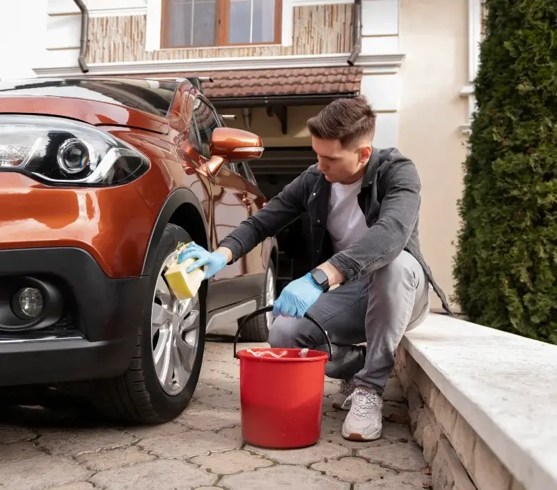 Lavage auto à domicile Letia : professionnel intervenant sur un véhicule